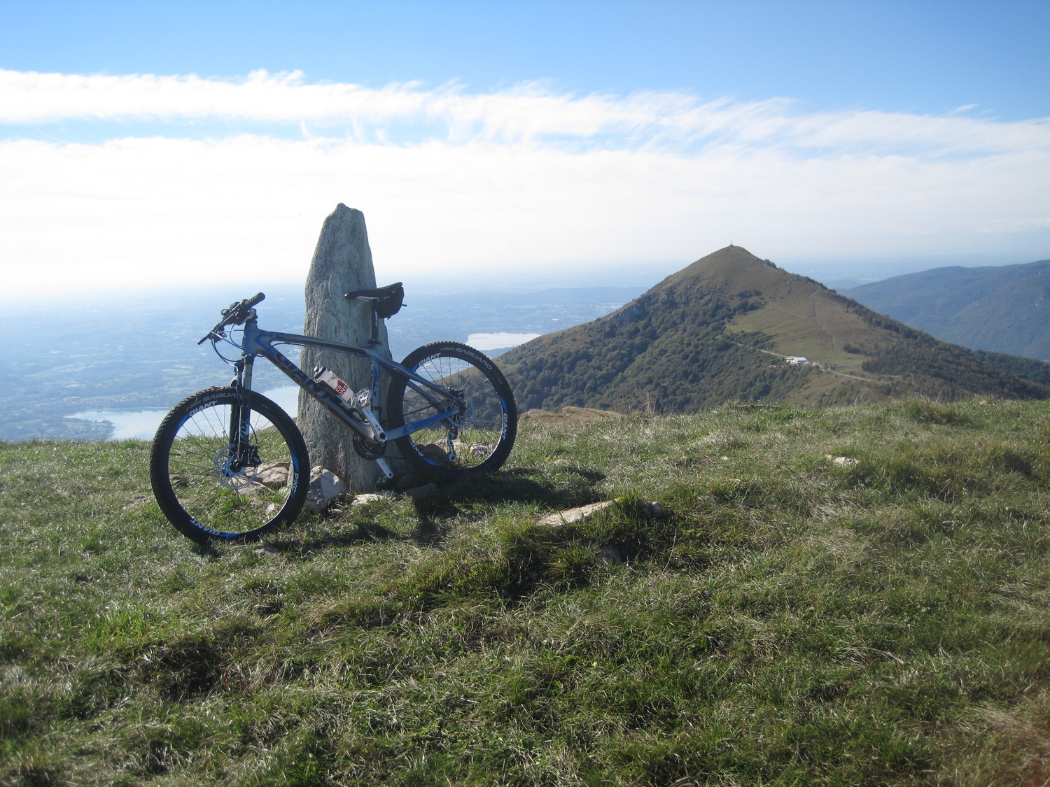 In cima al Monte Rai con vista sul Cornizzolo