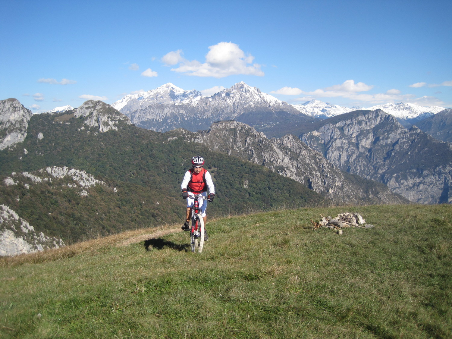 Ultimi metri in sella con le Grigne come sfondo
