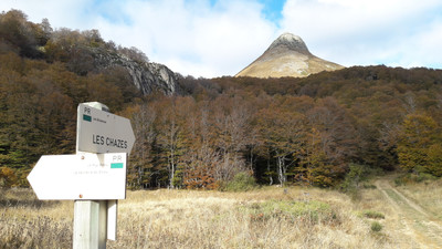 A gauche , les Roches Blanches et au loin le Puy Griou A gauche , les Roches Blanches et au loin le Puy Griou