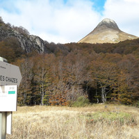 A gauche , les Roches Blanches et au loin le Puy Griou