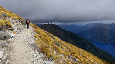Kepler Track, Nouvelle-Zélande. Deuxième jour de trek sur des crêtes venteuses, peu avant le Mont Luxmore Kepler Track, Nouvelle-Zélande. Deuxième jour de trek sur des crêtes venteuses, peu avant le Mont Luxmore