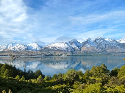 vue sur le lac Wakatipu et ses reflets au départ de la randonnée de Greenstone (NZ) vue sur le lac Wakatipu et ses reflets au départ de la randonnée de Greenstone (NZ)