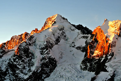 Mont Dolent et aiguille de l'Amône au lever du soleil Mont Dolent et aiguille de l'Amône au lever du soleil