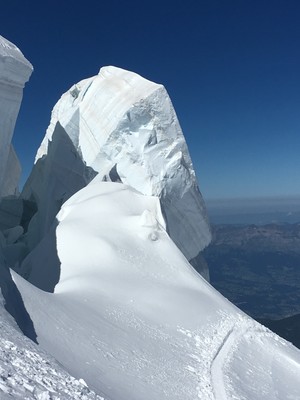 Jeu d'équilibre au-dessus de Chamonix Jeu d'équilibre au-dessus de Chamonix
