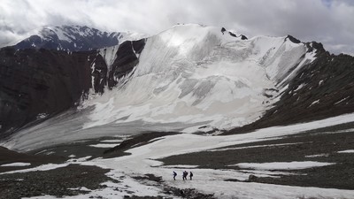 Alpinistes sur les pentes du Stok Kangri - Ladakh Alpinistes sur les pentes du Stok Kangri - Ladakh