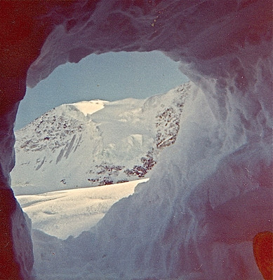Caverne lors 1ère hivernale face N Pointe de Mourti 1968 Caverne lors 1ère hivernale face N Pointe de Mourti 1968
