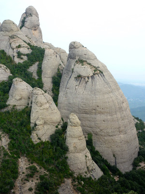 L'Aiguille du Pla dels Ocells au 1er plan, devant la Panxa dels Bisbe L'Aiguille du Pla dels Ocells au 1er plan, devant la Panxa dels Bisbe