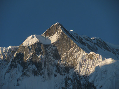 Jour #14 : premiers rayons de soleil sur le Khangsar ou Roc Noir (7485 m.) Jour #14 : premiers rayons de soleil sur le Khangsar ou Roc Noir (7485 m.)