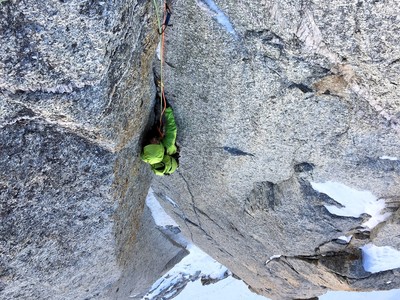 Le crux de la 2ème longueur - Le temps est assassin Le crux de la 2ème longueur - Le temps est assassin