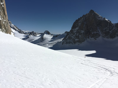 Vue vers l'E depuis le Cirque Maudit avec le Grand Flambeau, l'Aiguille de Toule et la Tour Ronde Vue vers l'E depuis le Cirque Maudit avec le Grand Flambeau, l'Aiguille de Toule et la Tour Ronde