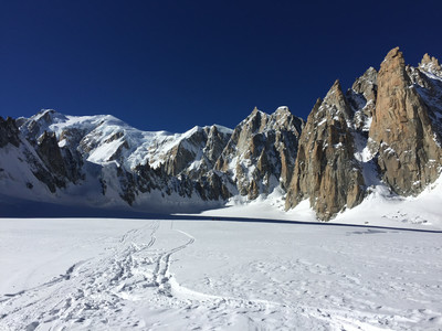 Vue vers l'W du Cirque Maudit avec au fond à gauche le Mont Blanc, le Mont Maudit et le Grand Capucin. Vue vers l'W du Cirque Maudit avec au fond à gauche le Mont Blanc, le Mont Maudit et le Grand Capucin.