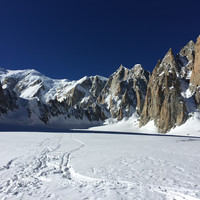 Vue vers l'W du Cirque Maudit avec au fond à gauche le Mont Blanc, le Mont Maudit et le Grand Capucin.