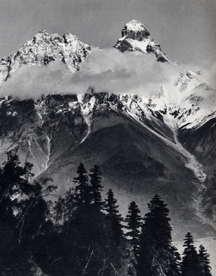 Ushba par Vittorio Sella en 1889 Ushba par Vittorio Sella en 1889