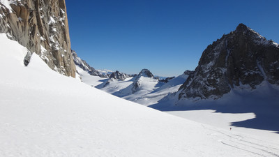 Vue vers l'E depuis le Cirque Maudit avec le Grand Flambeau, l'Aiguille de Toule et la Tour Ronde Vue vers l'E depuis le Cirque Maudit avec le Grand Flambeau, l'Aiguille de Toule et la Tour Ronde