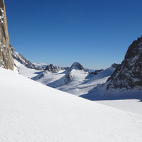 Vue vers l'E depuis le Cirque Maudit avec le Grand Flambeau, l'Aiguille de Toule et la Tour Ronde