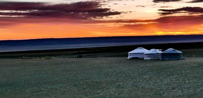 Le soleil se lève sur le Parc National de Khögno Khan - Mongolie - Août 2016 Le soleil se lève sur le Parc National de Khögno Khan - Mongolie - Août 2016