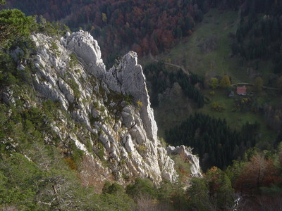 La sortie de la "Voie Normale" vue depuis le belvédaire. En contre-bas, la ferme de "La Steiner" La sortie de la "Voie Normale" vue depuis le belvédaire. En contre-bas, la ferme de "La Steiner"