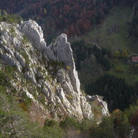 La sortie de la "Voie Normale" vue depuis le belvédaire. En contre-bas, la ferme de "La Steiner"