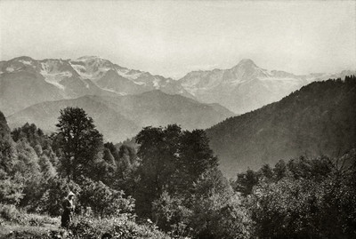Zykhvarga et Burdjula vus des forêts de Rion par Vittorio Sella Zykhvarga et Burdjula vus des forêts de Rion par Vittorio Sella