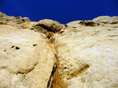 Chaude fissure, beau grimpeur