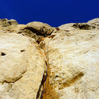 Chaude fissure, beau grimpeur