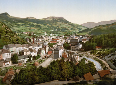 La Banne d'Ordanche à gauche, vue de la Bourboule en 1900 par Photoglob N°0000009844