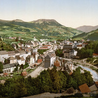 La Banne d'Ordanche à gauche, vue de la Bourboule en 1900 par Photoglob N°0000009844