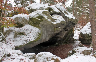 La grotte des Montussiennes, sous la neige (au Mont Ussy) La grotte des Montussiennes, sous la neige (au Mont Ussy)
