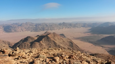 Vue superbe sue le wadi Rum, cote jordanien. la voiture est en bas a droite Vue superbe sue le wadi Rum, cote jordanien. la voiture est en bas a droite