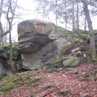 Merlin l'enchanteur, bloc marqué U le long du sentier bleu du Mont Ussy