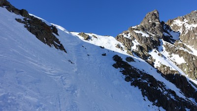 Départ raide et souvent en neige dure sous le col des Lacs Noirs Départ raide et souvent en neige dure sous le col des Lacs Noirs