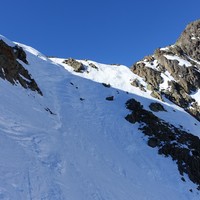 Départ raide et souvent en neige dure sous le col des Lacs Noirs