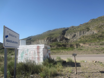L'arrêt et en face, la falaise