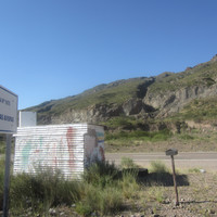 L'arrêt et en face, la falaise