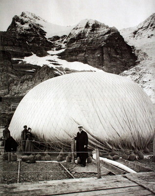 Edouard Spelterini devant son ballon et l'Eiger en 1904 Edouard Spelterini devant son ballon et l'Eiger en 1904