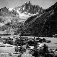 Aiguille Verte et les Drus vus des Praz en 1900, par Photoglob