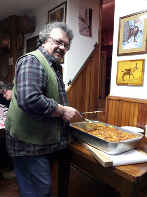 Rolando devant une de ses oeuvres... Rolando devant une de ses oeuvres...