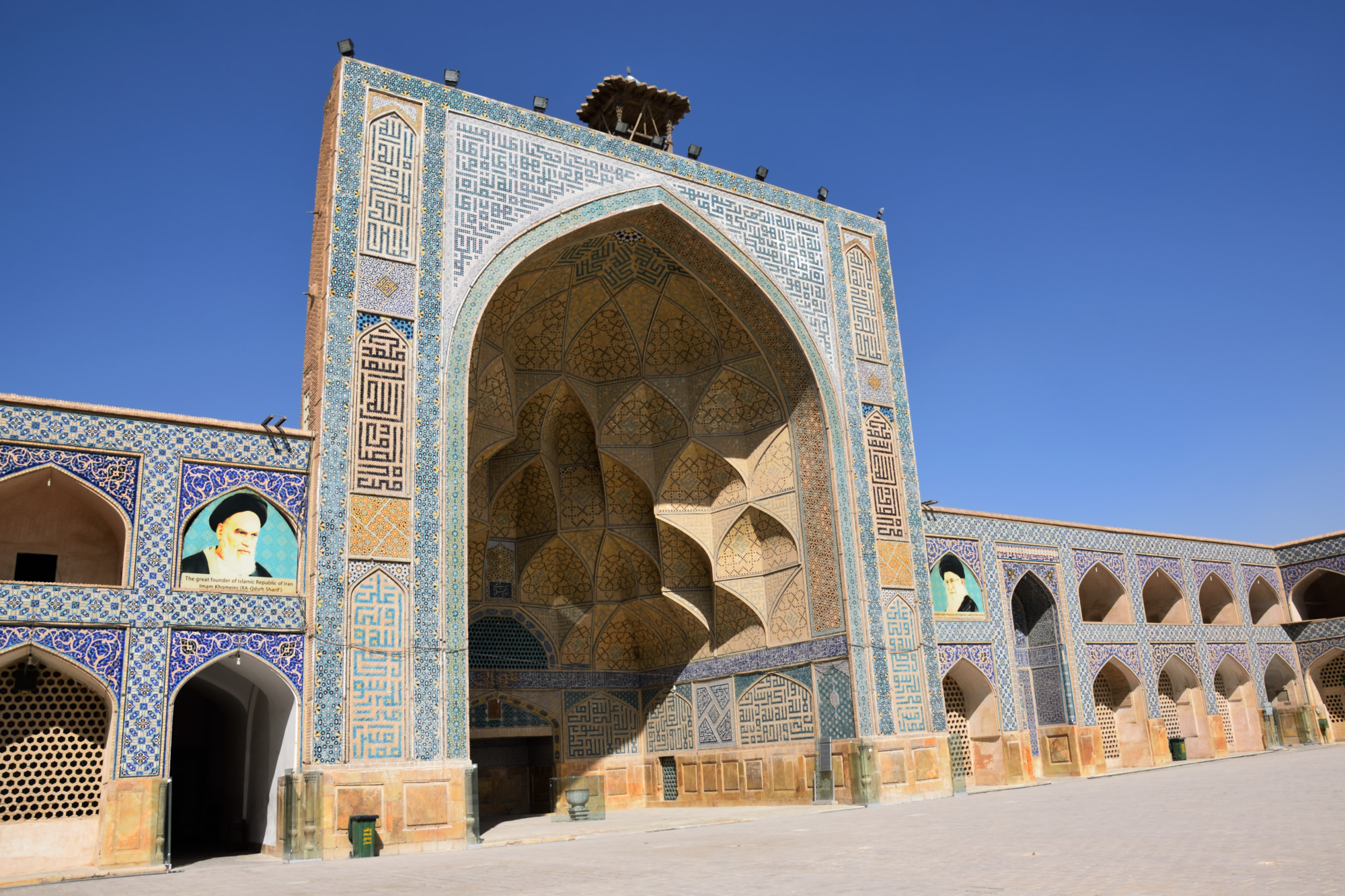 Ispahan : Mosquée Du Vendredi (en Médaillon Les 2 Imams, L'ancien Et Le 