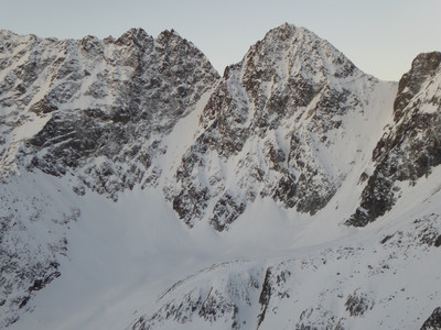 La Becca des Lacs encadrée par le couloir NE à gauche et le col de Sassa à droite La Becca des Lacs encadrée par le couloir NE à gauche et le col de Sassa à droite