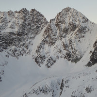 La Becca des Lacs encadrée par le couloir NE à gauche et le col de Sassa à droite