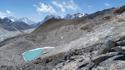 Le BC du Pumori est à gauche au dessus du lac, on distingue le chemin vers un point de vue. Le BC du Pumori est à gauche au dessus du lac, on distingue le chemin vers un point de vue.