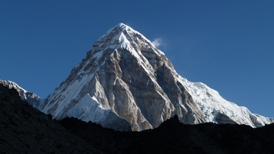 [Concours Photo Sophie 2022] Lever de soleil sur le Pumori, depuis le sentier entre Lobuche et Gorak Shep