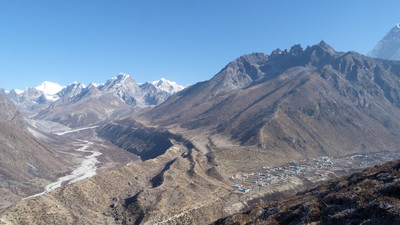 Massif du Pokalde à droite, au dessus de Dingboche