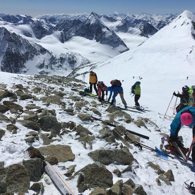 Dépôt des skis qq m sous le sommet