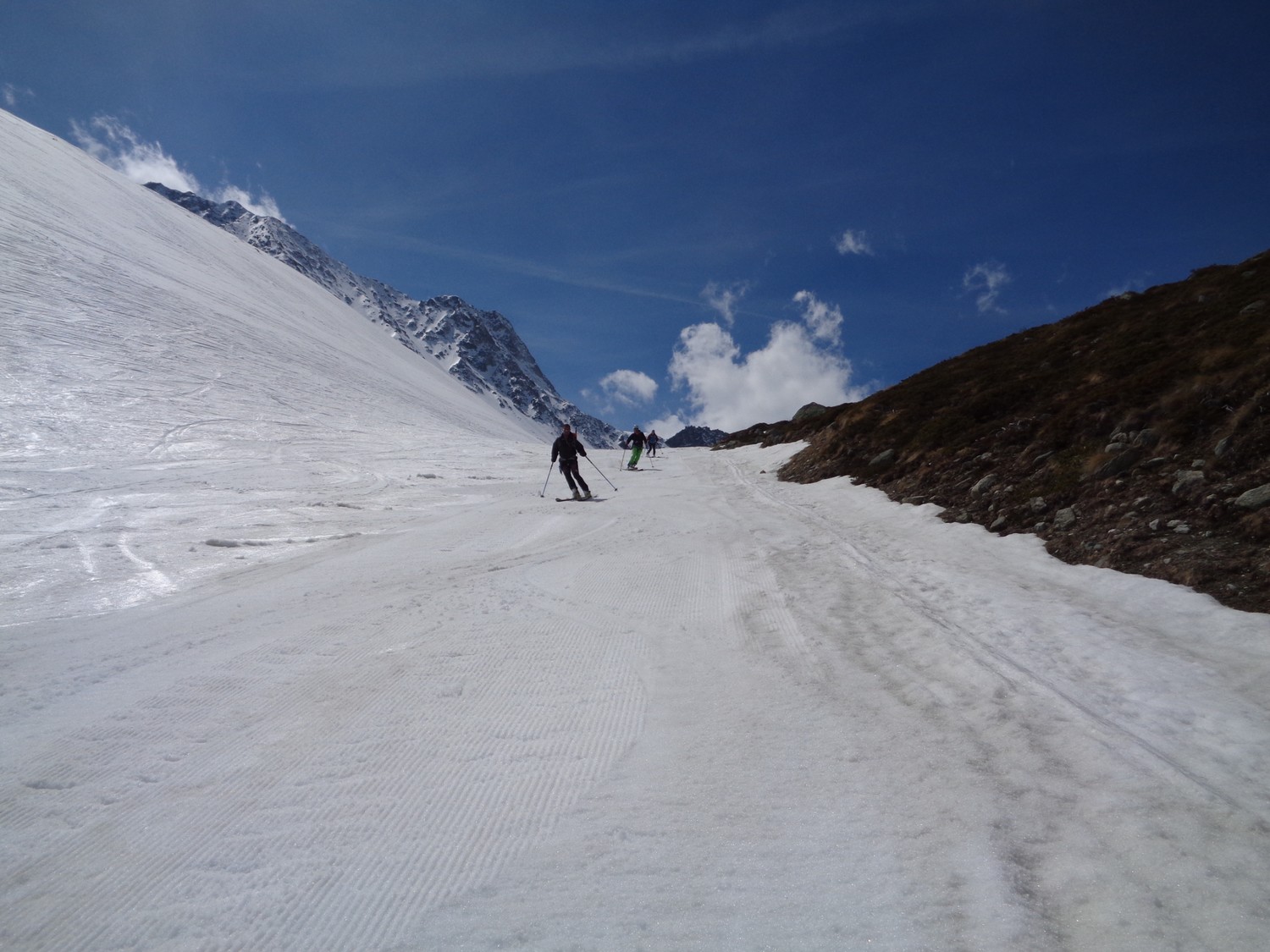 Discesa dalle piste chiuse, ma dove con sorpresa il gatto era appena passato!