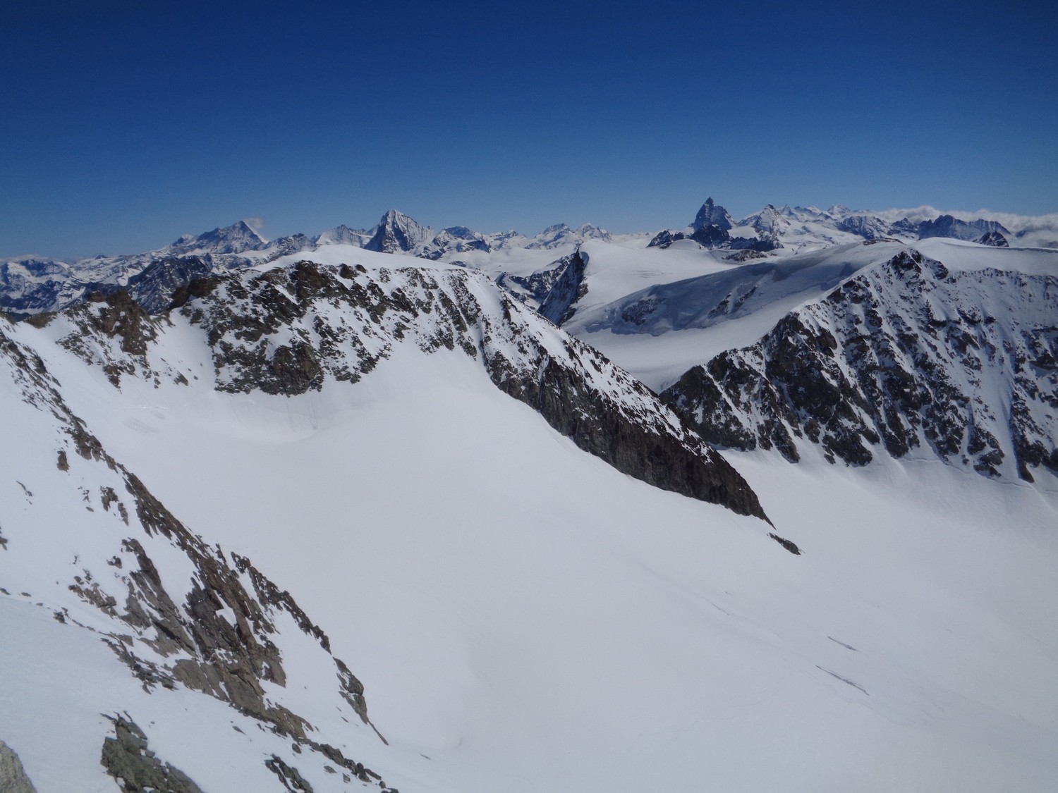 Vista dalla cima. In primo piano Pigne d'Arolla; dietro svettano Cervino (a sx) e Dent d'Herens