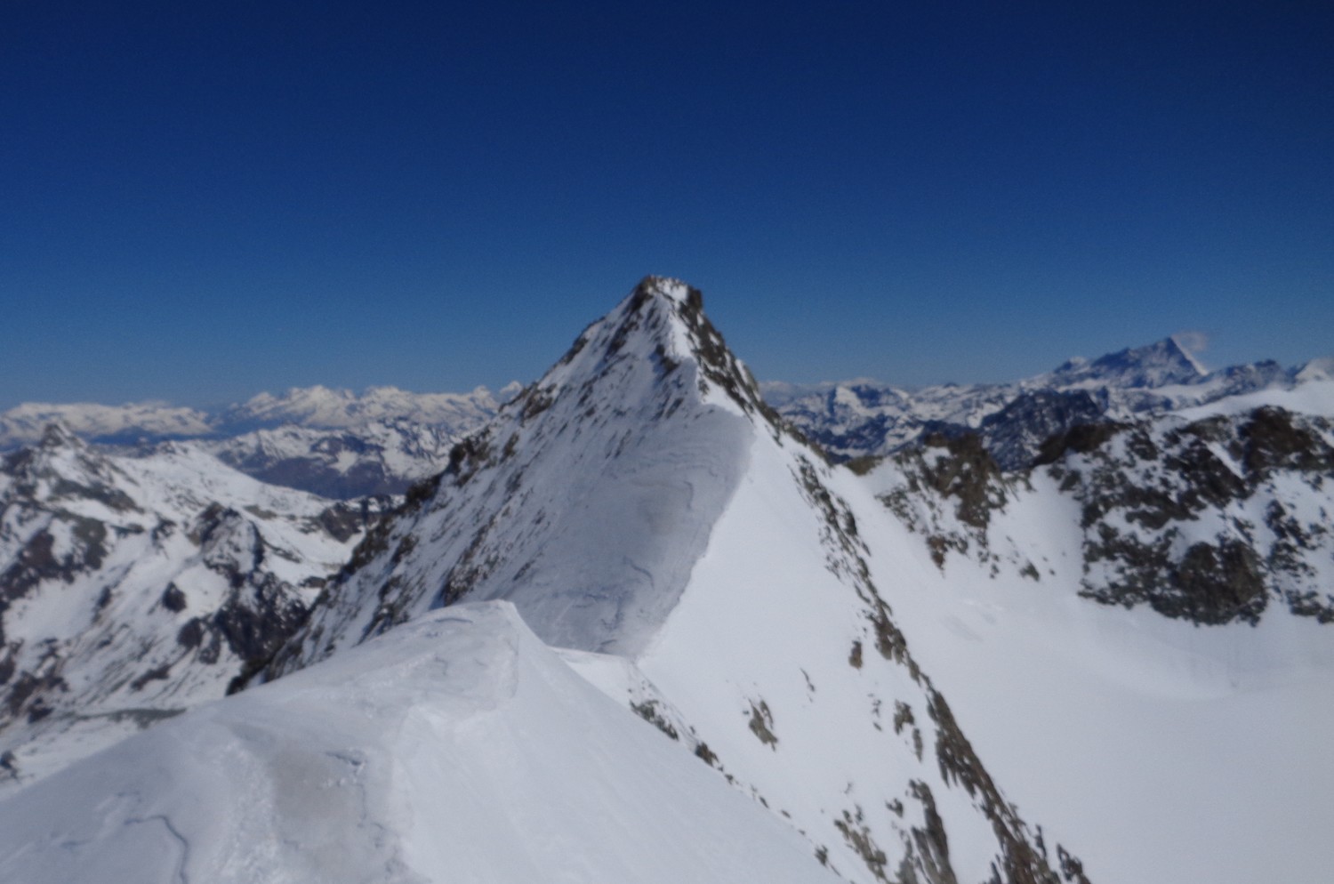 Dalla cima invernale, vista sull'affilata cresta della vetta alpinistica