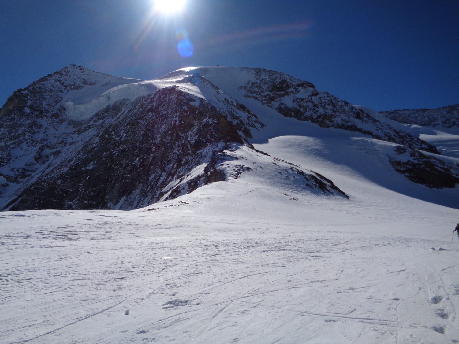La vetta (a sx) e la cresta WNW, dal Col de Cheilon