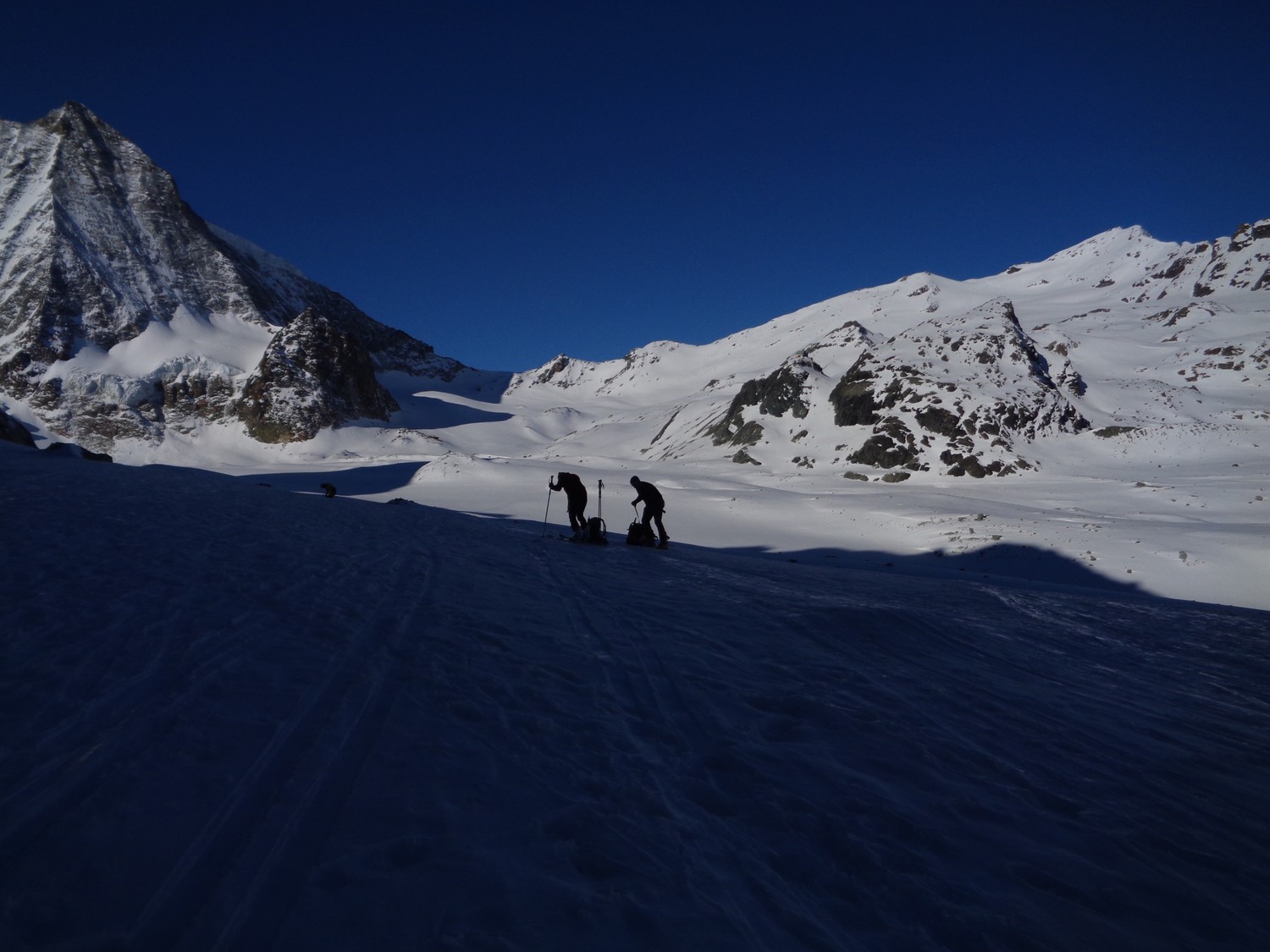 Dopo la discesa dal Pas de Chèvre sul Glacier de Cheilon, partiamo alla volta del colle, in fondo al centro