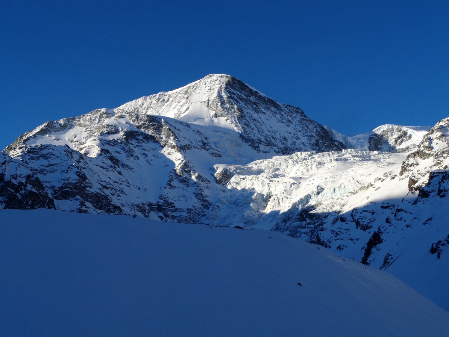 Il fantastico colpo d'occhio sulla Nord della Pigne d'Arolla, messa piuttosto male...